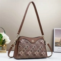 Detailed texture of brown pebbled leather shoulder bag with gold clover logo and pattern - L28 W10 H18.5 / Brown