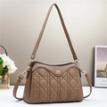 Détail du sac cabas en cuir matelassé marron avec logo doré et texture cuir grainé - Kaki