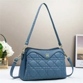 Sac fourre-tout bleu matelassé avec texture litchi et bandoulière réglable vue de face - Bleu