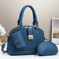Dettaglio del set da 3 borse blu navy a righe con finiture dorate e pelle martellata - Blu