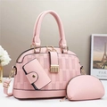 Vista dettagliata del set di 3 borse rosa con trama intrecciata e fibbie dorate - Rosa