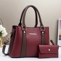 Dettaglio del set di borse bordeaux in due pezzi con borsa tote e pochette coordinata - Rosso