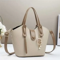 Borsa a secchiello beige con manici marroni e ciondolo stella-luna dorato su sfondo soft - 28cmx9cmx18cm / Albicocca