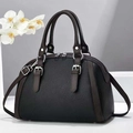 Elegante bolso negro con asas marrones en soporte blanco decorado con flores - Negro