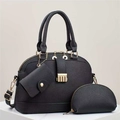 Ensemble cabas noir en cuir grainé avec détails dorés et pochettes assorties sur socle blanc - Noir