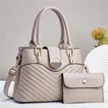 Détail du sac cabas matelassé beige et pochette assortie avec anneau doré chic - L29xH21xW12cm / Gris clair