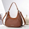 Vue détaillée du sac croissant marron avec texture tissée et finitions en cuir premium - Jaune Terre