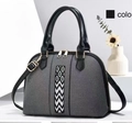Dettaglio della borsa in tessuto grigio con finiture in pelle nera e motivo geometrico - Nero