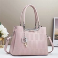Detalle de bolso rosa de cuero sintético con colgantes de estrella-luna y relieve - Rosa
