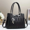 Bolso de mano negro grande para mujer con textura tejida, asas de metal y colgante - Negro