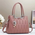 Detailaufnahme der pinken PU-Lederhandtasche mit Webstruktur und Sternenanhänger - Altrosa