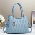 Bolso de mano azul claro en cuero sintético con textura geométrica y colgante de perla - Azul