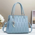 Sac à bandoulière bleu clair avec texture briques gaufrée et breloque en perles - Bleu