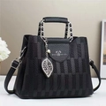 Bolso tipo cubo de cuero negro con textura de cuadros, asa de cadena y colgante de perla - 26x12x20cm / Negro