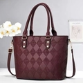 Elegante weinrote gesteppte Eimertasche mit Goldnieten und abnehmbarem Schultergurt - 28x13x25cm / Weinrot