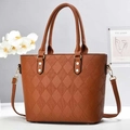 Braune gesteppte Beuteltasche mit goldenen Beschlägen und verstellbarem Riemen im Set - 28x13x25cm / Erdgelb