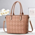 Nahaufnahme der rosa Stepptasche mit Lychee-Ledertextur und glänzenden goldenen Nieten - 28x13x25cm / Rosa