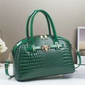 Détail du sac à main vert émeraude avec texture crocodile, finitions dorées et anses - 29cmx13cmx22cm / Vert