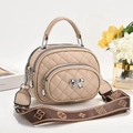 Détail du sac à main matelassé beige avec pendentif nœud argenté et bandoulière - 20x10x16cm / Kaki