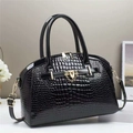 Sac à main luxe noir à motif crocodile avec garnitures dorées et bandoulière - 29cmx13cmx22cm / Noir