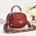Détail du sac bandoulière matelassé rouge avec nœud argenté et large bandoulière fleurie - 20x10x16cm / Bordeaux