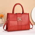 Dettaglio borsa rossa in pelle con trama a coccodrillo e chiusura dorata - Rosso / 30x10x21cm