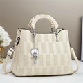 Elegante borsa a mano color crema con manico intrecciato e ciondolo a forma di orso - Bianco Sporco
