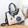 Elegante bestickte Damen-Einkaufstasche mit blauen Blumenmustern und dekorativem Seidenschal - Blau und Weiß