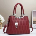 Sac à bandoulière bordeaux à carreaux avec pendentif ours et bandoulière réglable - L25 l11 H19 / Rouge