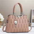 Gros plan du sac bandoulière rose quadrillé avec breloque d'ours et fermoir floral - L25 l11 H19 / Rose Poudré