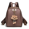 Niedlicher brauner Stoffrucksack mit Plüschbär-Anhänger und goldener Hardware - Braun