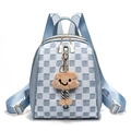 Dettaglio dello zaino mini a scacchi blu con grazioso ciondolo a forma di orso - Celeste