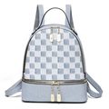 Zaino in denim a scacchi bianco e blu con cerniere dorate e manico in pelle nera - 24x12x28cm / Celeste