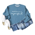 Sweat-shirt bleu-gris décontracté à col rond avec imprimé 'PERFECTLY imperfect' chic - S / Bleu (Police Blanche)