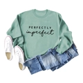 Mise à plat du sweat vert sauge avec imprimé PERFECTLY imperfect et un jean en denim - S / Vert Clair (Police Noire)