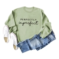 Détail du sweat vert sauge avec texte Perfectly Imperfect noir et tissu en coton doux - S / Vert Olive (Police Noire)