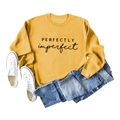 Mise à plat du sweat à col rond jaune avec motif PERFECTLY imperfect et un jean bleu - S / Jaune (Police Noire)