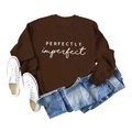 Détail d'un sweat-shirt marron foncé avec inscription PERFECTLY imperfect blanche - S / Café (Police Blanche)