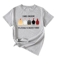 Détail d'un T-shirt gris en coton avec imprimé I RAISE CHICKENS et un nœud à l'ourlet - S / Gris Clair (Texte Noir)