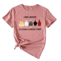 Détail du t-shirt en coton rose avec illustrations de poulet et texte humoristique - S / Or Rose (Texte Noir)