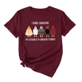 Détail du t-shirt bordeaux en coton avec poulets humoristiques et texte imprimé - S / Rouge Vin (Texte Blanc)