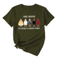 Détail du t-shirt vert olive avec motif I Raise Chickens et détail noué à l'ourlet - S / Vert Armée (Texte Blanc)