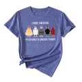 Détail d'un t-shirt chiné bleu-violet avec imprimé poulets et ourlet noué - S / Bleu Rétro (Texte Blanc)