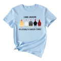 Vue à plat du t-shirt en coton bleu ciel avec motif de coqs et citation amusante - S / Bleu Clair (Texte Noir)