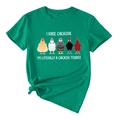 Détail du t-shirt en coton vert avec motif de poulet rigolo et ourlet noué stylé - S / Vert Encre (Texte Blanc)