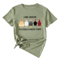 Détail d'un t-shirt en coton vert sauge avec motifs de poulets et texte humoristique - S / Vert Olive (Texte Noir)