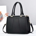 Sac à main noir élégant avec texture litchi, matelassage et détails dorés brillants - Noir