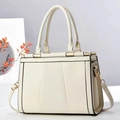 Détail du sac à main en cuir crème avec texture en écailles et finitions dorées - Blanc Cassé