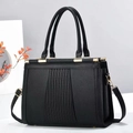 Elegante borsa a mano in ecopelle nera con pieghe verticali e dettagli dorati lucidi - Nero