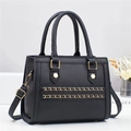 Elegante schwarze Handtasche aus Leder mit Lychee-Muster, Goldkette und Umhängeriemen - Schwarz